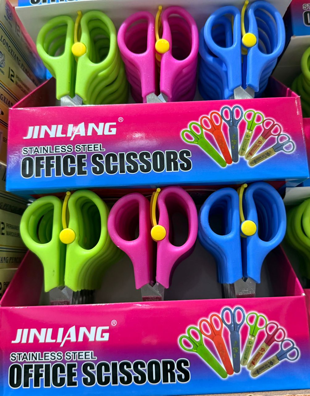 Lot de crayons assortis